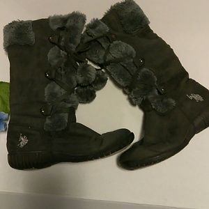 U.S. POLO ASSN Grey moccasin boots.